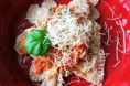 Domáce ravioli s krémovou plnkou a šťavnatou rajčinovou omáčkou
